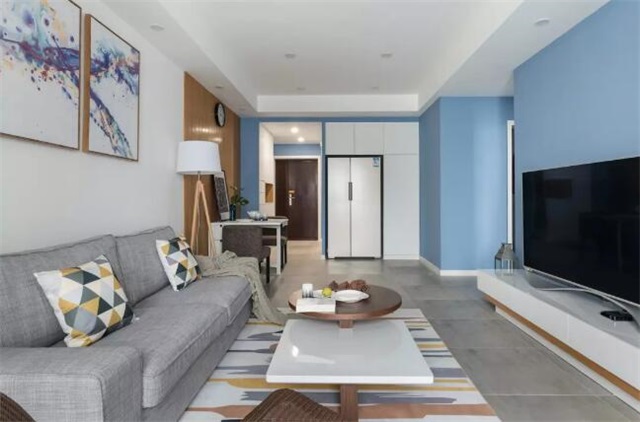 白色與灰藍色，內(nèi)斂的美也能很時尚