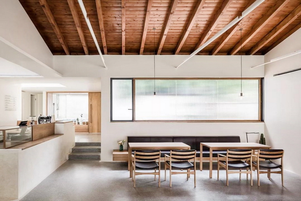 莫干山大樂之野庾村民宿，“大樂之野”的名字取自《山海經(jīng)》中因眾神之戰(zhàn)而被天帝封印的美好極樂之地。白色是整個空間的主色調(diào)，搭配少許的灰色和金色，克制而不失明朗