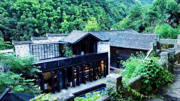 在不舍野馬嶺民宿中，中式家具被完好地繼承與發(fā)揚，客房的設(shè)計簡潔而有溫度，提供了舒適的生活體驗