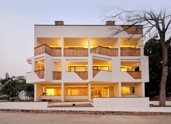 云見民宿室內(nèi)選取的卵石、土布，現(xiàn)場設(shè)計、制作的家具陳設(shè)使用當(dāng)?shù)夭鸪睦夏靖闹?，使這些平面上看起來近似的客房在實際體驗中別具一格