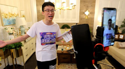 “直播”會(huì)成為線下家具門店的標(biāo)配嗎?